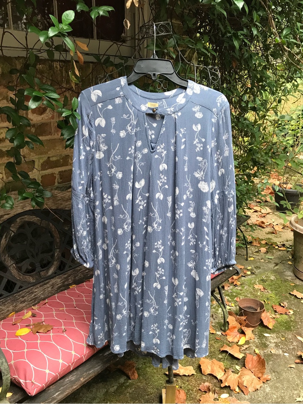 True Craft- BLUE FLORAL PRINT CRINKLE SHIFT DRESS- Size Medium- EUC